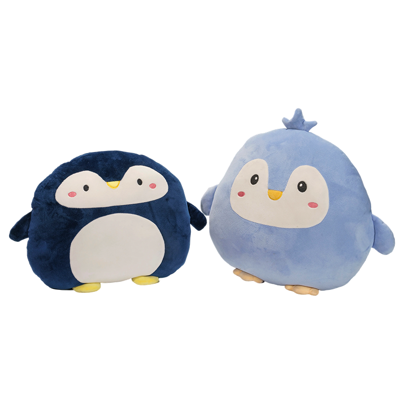 Almofadas de pelúcia em formato de pinguim
