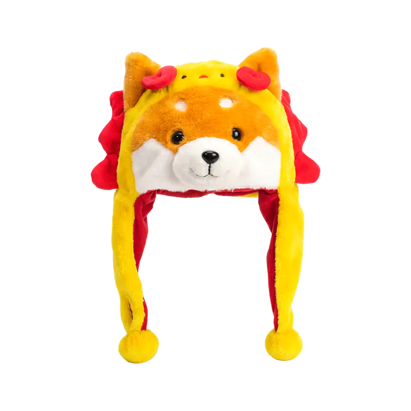 Shiba amarelo com chapéu de pelúcia com juba vermelha
